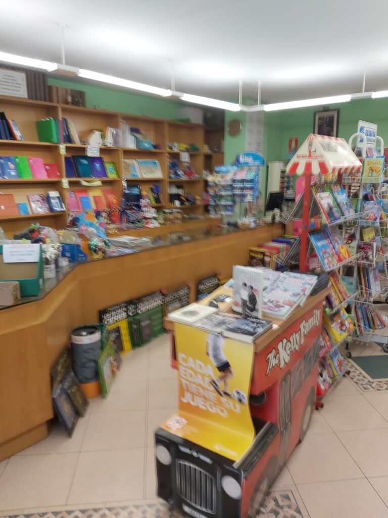Interior de un a librería llena de libros y revistas